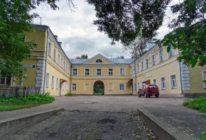 Корпус надворных строений городской усадьбы