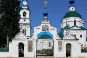 Ограда с воротами и угловыми башнями
