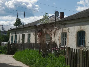 Западный дом тюремщиков со службами
