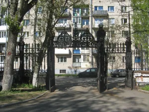 Ограда между служительскими флигелями