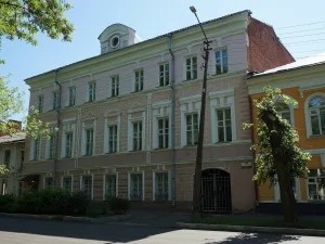 Жилой дом с проездом во двор (Здание Дворянского собрания)