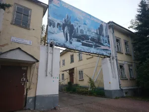 Пилоны ворот между летней и старой зимней гостиницами