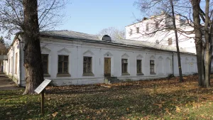 Служебный корпус у Передних ворот — конюшни и сараи