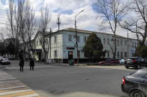 Двухэтажное каменное строение