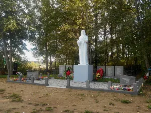 Братская могила советских воинов