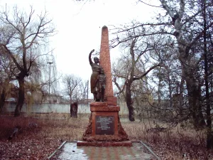 Памятник рабочим и служащим шерстяного комбината им. В. И. Ленина