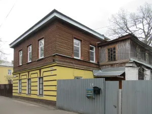 Полукаменный двухэтажный дом