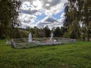 Братская могила советских воинов, погибших в боях с фашистскими захватчиками