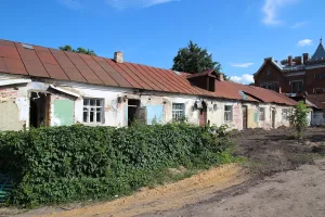 Одноэтажный южный корпус служб