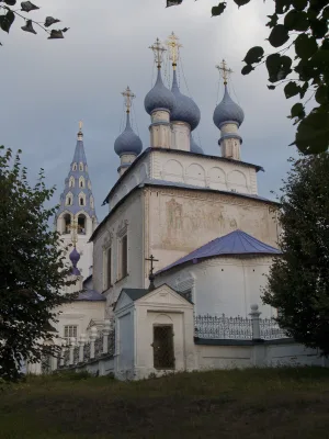 Ограда с воротами и часовней