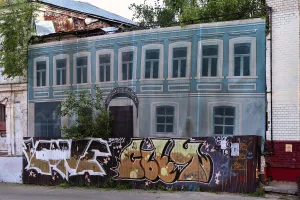 Жилой дом с лавкой А.Ф. Синёвой