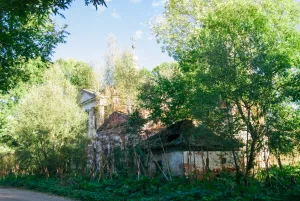 Воскресенская церковь с иконостасом и живописью