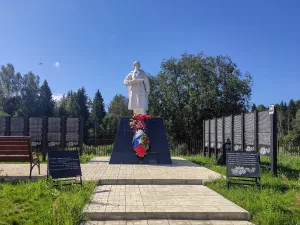 Братская могила советских воинов