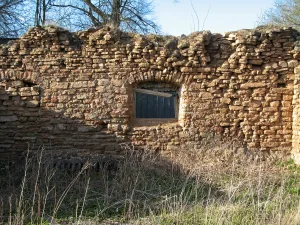 Конюшня на 35 стойл (руины)