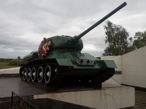 Танк Т-34-85 и 76-мм противотанковая пушка