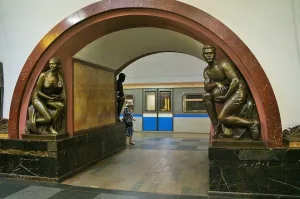 Перронный зал метро «Площадь Революции»