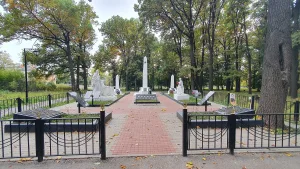 Братская могила советских воинов