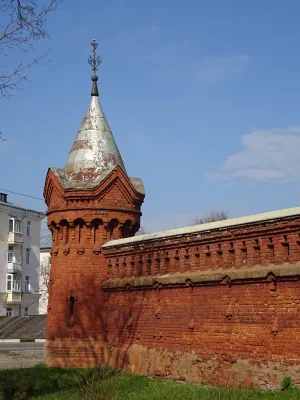 Ограда с воротами и башнями