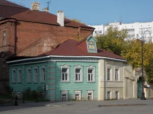 Жилой дом второй половины XIX века, с воротами
