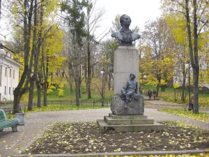 Памятник ученому-энциклопедисту М.В. Ломоносову