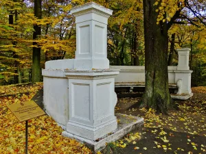 Полуротонда, посвящённая королеве Луизе
