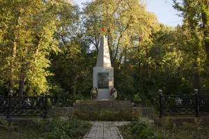Братская могила советских воинов