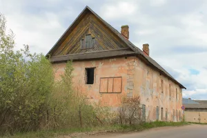 Каменное двухэтажное здание
