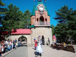 Арка главного входа с башней «Оловянный солдатик» (Сосновый Бор)