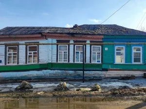 Деревянный одноэтажный дом с крыльцом