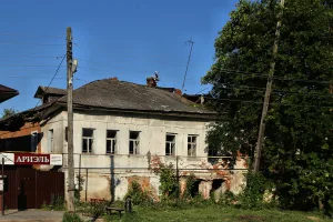Жилой дом с лавками
