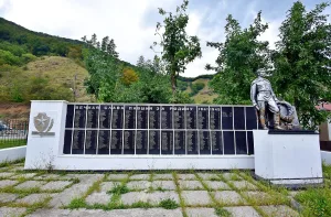 Памятник воинам и партизанам
