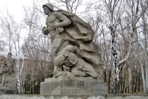 Скульптура «Матрос со связкой гранат и раненый солдат-пехотинец»