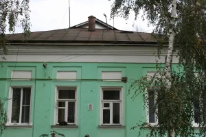 Жилой дом с воротами