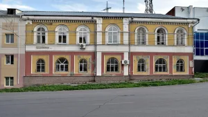 Жилой дом, двухэтажный, каменный (с мемориальной доской)