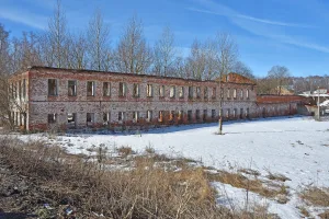 Старый промышленный корпус Истьинского завода