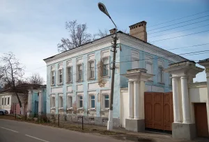 Главный дом с калиткой и двумя воротами