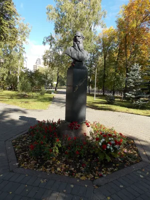 Памятник-бюст Льву Толстому