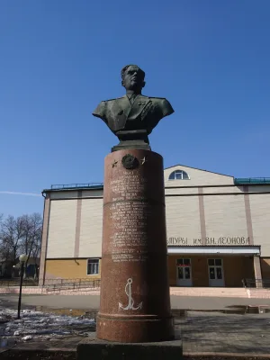 Бюст дважды Героя Советского Союза В.Н. Леонова