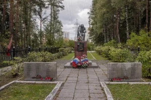 Братская могила советских воинов