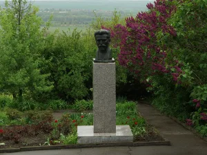 Памятник М.Б. Грекову