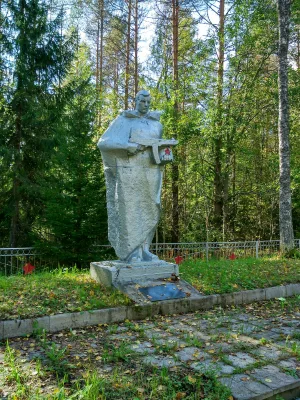 Братская могила советских воинов, погибших в борьбе с фашистскими захватчиками