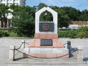 Памятный знак «Пионерам подводного плавания на Тихом океане»