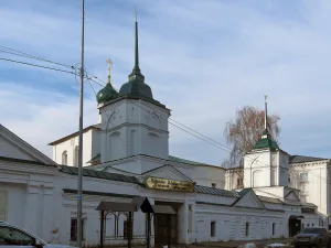 Святые ворота, ограда с двумя башнями и кельями