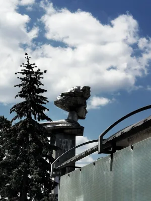 Памятник О. М. Генкиной