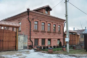 Жилой дом с хозпостройкой