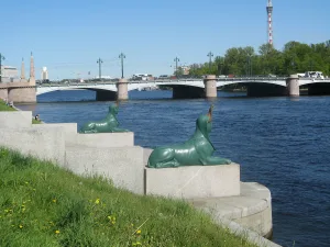 Скульптуры сфинксов (две) — чугун, литьё