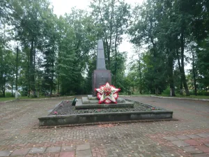 Братская могила советских воинов