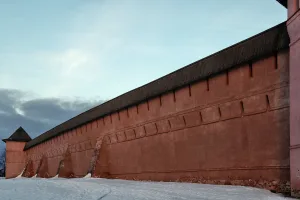Прясло северной стены между Северо-западной наугольной башней и Прямоугольной башней