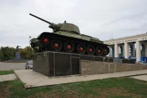 Танк Т-34 в честь работников тракторного завода