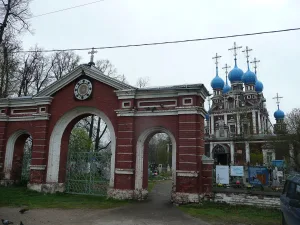 Ограда с двумя воротами и тремя угловыми башенками